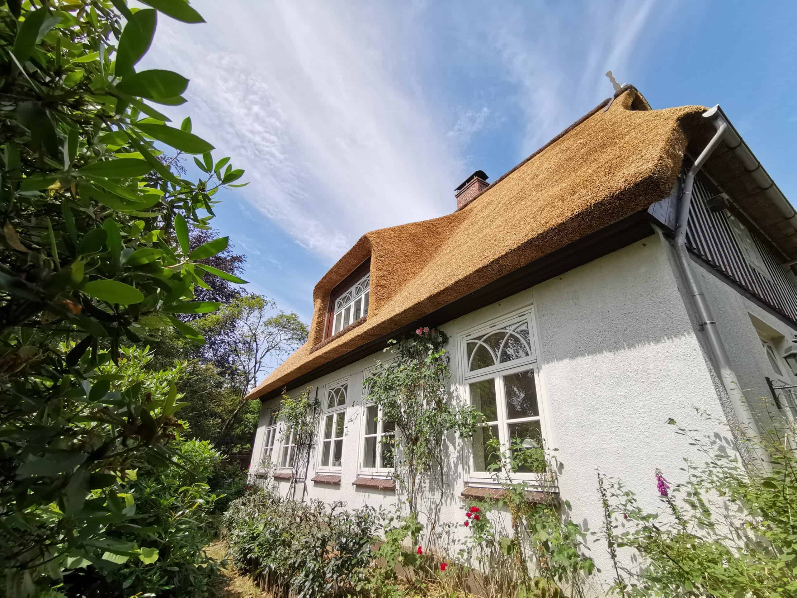 Traditionelles Reetdach auf einem Fachwerkhaus im Kreis Steinburg.