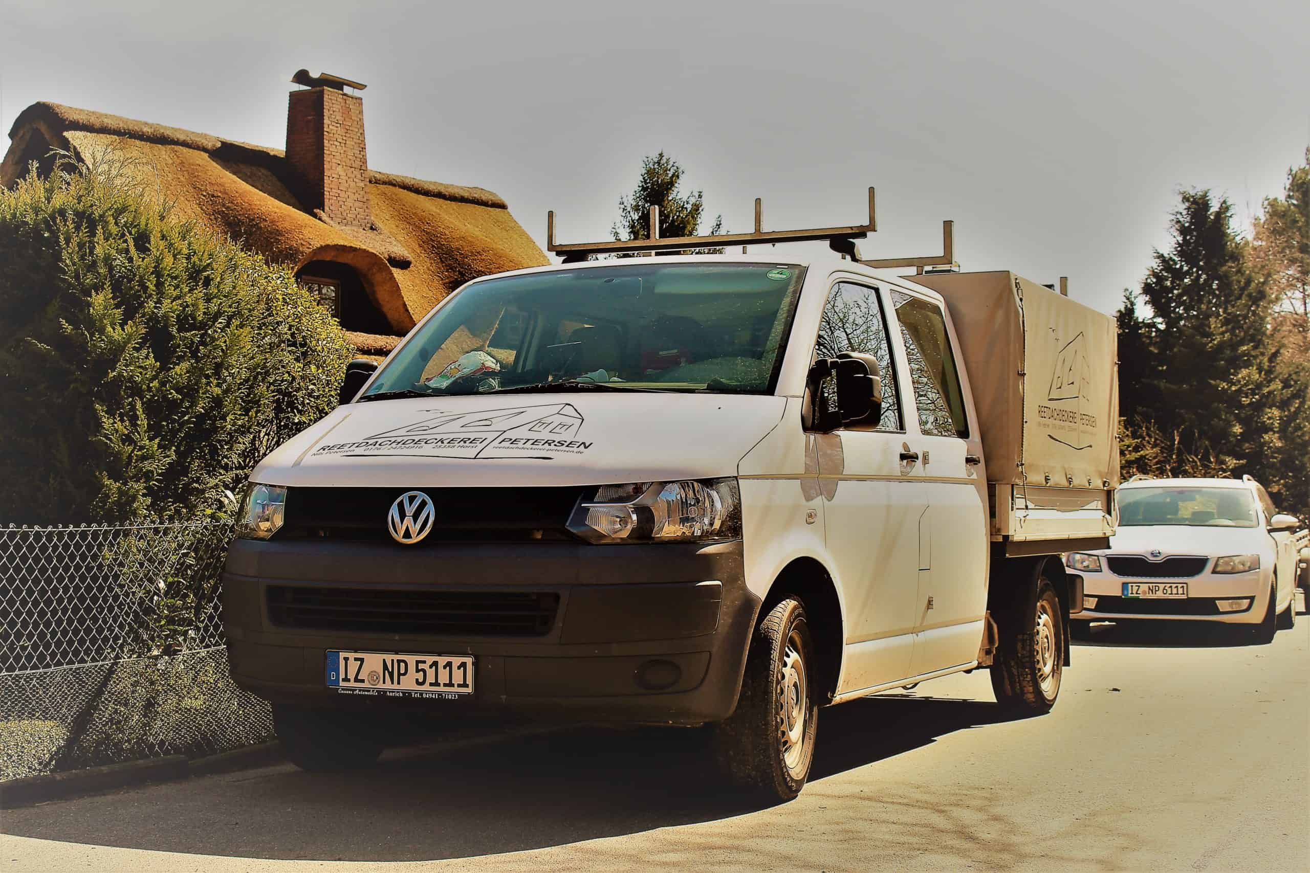 Reetdachdecker-Fahrzeug auf Baustelle in Kreis Steinburg.